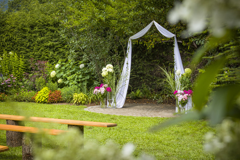 hemlock gardens arbor and bench